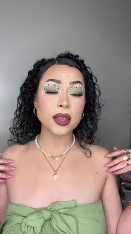 SMACK 🧚💚🍀✨ #makeuptransition #latinamua #makeuptransformation  #latinatiktok #viral #curlygirl #latinacurls #makeup #maquillaje