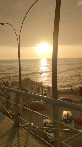 #viral #comparte #fypシ #fyp #chorrillos_lima #playa #atardecer #lagransangre #solitario #sol Una canción y una serie, que nos trae nostalgia...