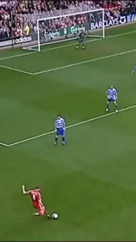 Gerrard có bóng,Torres di chuyển chuyển lỗi khiếp sợ của các hậu vệ