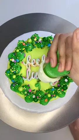 happy st paddy’s 💚🌈 #stpatricksday #cakedecorating #satisfying #cake @sweetapolitaofficial