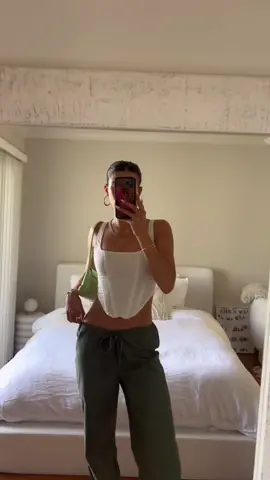 when your green cargos arrive on st pattys day >>> #OOTD #stpatricksday #cargos #dickies #styleguide #outfitoftheday #newbalance