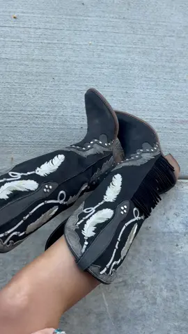 love @ first sight #unboxing #cowboyboots #dingo1969 #dreamcatcher #westernfashion #whosebedhaveyourbootsbeenunder #shaniatwain #fyp @dingo_1969