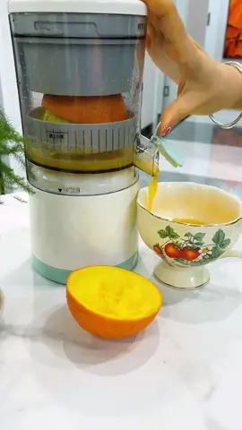 a beautiful portable fruit juicer, the link is in my bio  #vecoto #goodthing