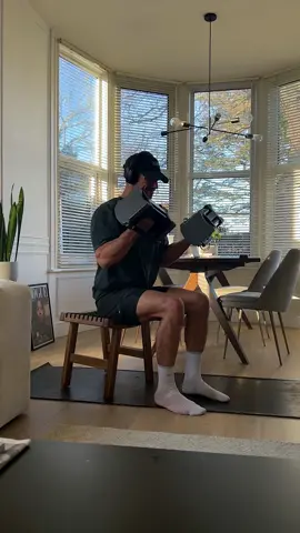 17/03 Joined the 5am club ⌚️I’m trying to be the most productive person with my time but without cost to my health. I think that’s an important thing to balance. Anyway the pasta was ‘BOMB’ as the Americans say; 🍝———Tagliatelle pasta1 Chopped pepper 1/4 chopped onion 1/4 Chopped courgette 6 large sun dried tomatoes sliced Vegan pestoChilli oilSalt + Pepper #dayinmylife #dailyroutine #s#DailyRoutinet