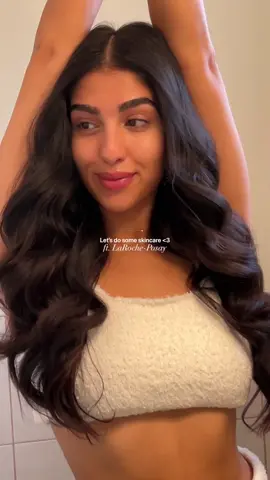 #ad The key to healthy skin is hydrated skin and that’s why I love to include this @larocheposay  Hyalu B5 into my skincare routine! It helps to repair the skin barrier and aids in reducing fine lines and wrinkles with regular use, absolutely love it!  #lifechangingdermatology #ad