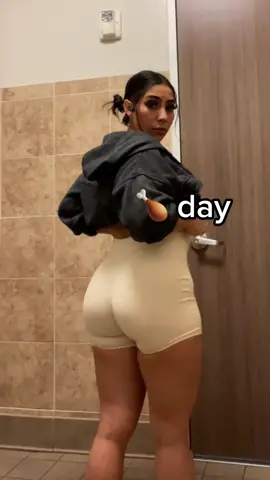 as part of my prep journey, we are focusing on these shoulders & quads #FitTok #GymTok #quads #foryou #VenmoSpringBreak #AerieREAL #bodybuilding