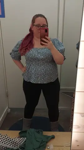 another #oldnavytryon . this top went home with me #oldnavystyle #plussizeedition #plussizetryon #SeeHerGreatness #OscarsAtHome  #WomenOwnedBusiness