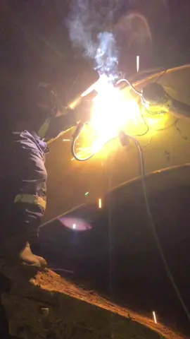 Repair bucket arm . #fyp #fypシ #OreoBantuAyah #repair #alatberat #komatsu #komatsuindonesia #welding #welder #weldernation #tukanglas