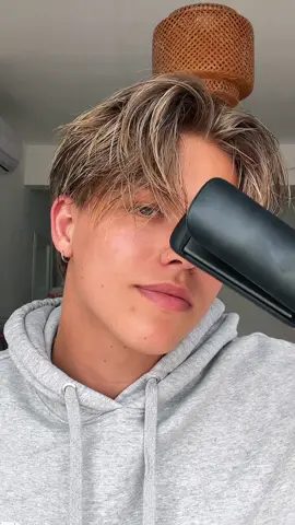 Here’s a little tutorial for a messy middle part 🌞 and don’t burn your wet hair with an flat iron