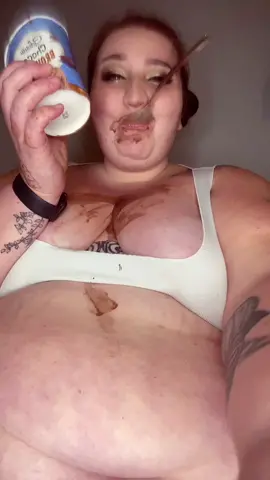 Just let me eat my ice cream in peace plz 😭 @.big.dee #fredabelly #fatgirls #backup #ssbbwlover #giantessgirl