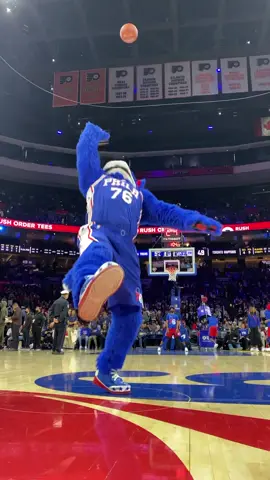 Sunday prayers answered. 💥 #fy #foryou #foryoupage #NBA #mascot #halfcourtshot #trickshot @sixers @nba @ESPN