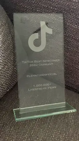Newcomer 2022 Award Unboxing | Einfach der TikTok Play Button 😂😂❤️❤️ #unboxing #award #newcomer #tiktokplaybutton #playbutton