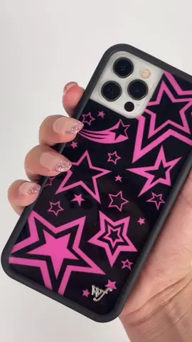 SUPERSTAR now on SALE $24 for 24 HOURS!!! 💖🖤⭐️ You’re not going to miss this one!! 🤩 ends soon, SHOP NOW!!!✨ #wildflowercases #fashionforyou #womenownedbusiness #spring #sydneycarlson #devonleecarlson #phonecase #styling #springbreak #fashion