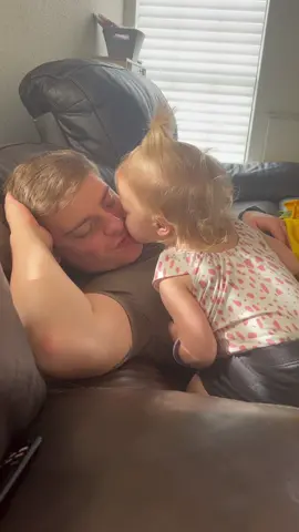 Putting her daddy to sleep 🥰😩 #Sleep #Snuggles #Toddler #Mama #Dada #GirlMom #DaddysGirl #OutlanderChallenge #fyp #100k #follow #Daddy #BabyGirl