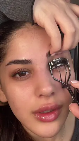 I could not live without my lash curler #lashhack #longlashes #lashcurler #fypシ