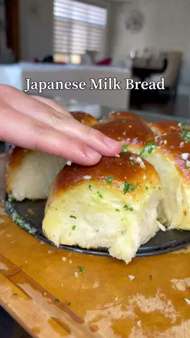 The best bread you’ll ever have. As always, full recipe is on the blog in bio #japanesemilkbread #milkbread