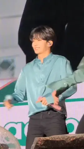 Hannie dancing 'next level'. #jeonghan #seventeen #caratland2022