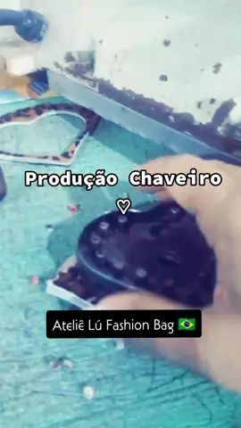 Produção do Chaveiro de ♡ ...         MIMO do Ateliê para VC ♡Toda produção feita manualnente.#designbrasileiro #arte#arteemcouro#chaveirofashion#fashionista#feitonobrasil#artes#modafashion#fashionbag#santateresa#riodejaneiro#brasil