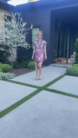 I can walk better in heels 👠#kaleycuoco #redcarpet #falling