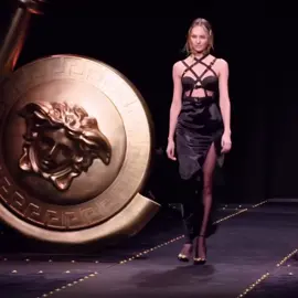 🔥She is the moment🔥 | VERSACE F/W’19 #fashion #show #SuperModel #model #iconic #black #dress #bellahadid #gigihadid #candiceswanepoel #irinashayk