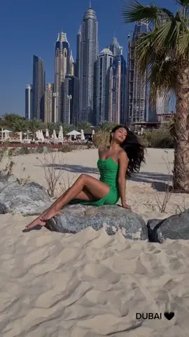 In Dubai we can be a little extra. 💁🏽‍♀️💚 #fyp #foryou #model #Dutch #Indian #hairtok #dubai #fashion #modeling #dutchmodel #beach #browngirl