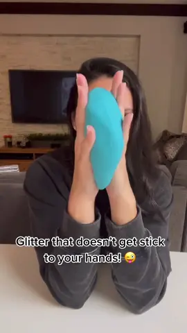 AND the glitter doesn’t stick to your hands!! 💯 #glitter #playdough #MomsofTikTok #DIY