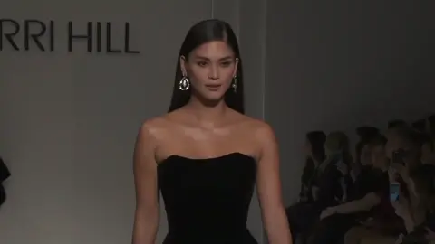 Nếu catwalk trên sàn runway thời trang thì ai hơn ? #Runway #missuniverse