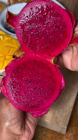 Red Dragonfruit Love #reddragonfruit #shaniquethekreativevegan #dragonfruitjuice #detoxjuice #namajuicer #dragonfruitbenefits