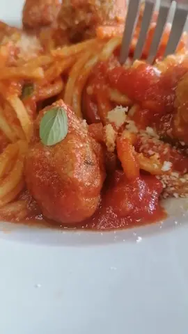 Spaghetti z pulpecikami w sosie pomidorowym 🍝🍝🍝#spaghetti #pasta #kuchniawłoska #kuchniatiktoka #przepis #przepisztiktoka #sospomidorowy #makaron #pulpeciki #dobryhumor #obiad #lunch #domoweprzepisy #viral