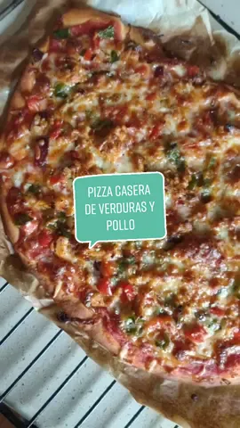 🍕⭐PIZZA CASERA DE VERDURAS Y POLLO⭐🍕#recetassaludables #pizzacasera #verduras #pollo #nutricion #recetasrapidas Pasos a seguir:- Esparcir tomate triturado y queso tipo mozzarella sobre una masa (la que más os guste).- Sofreír verduras (en este caso he utilizado pimientos y cebolla) junto con trocitos de pollo.-Añadir el sofrito a la base de forma uniforme con un poco más de queso en la cobertura.- Horno durante 15-20 minutos a unos 180°C.