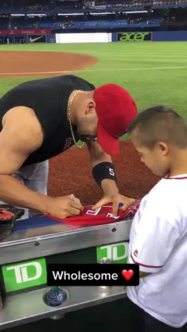When Albert Pujols made this young fan's day ❤️ (via JoeBone546/Twitter) #MLB #baseball #wholesome