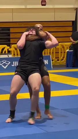 Holy Headlock 😳 (Via IG: daoun20) #headlock #chokeout #jiujitsu #bjj #tapout #submission #grappling #wrestling #mma