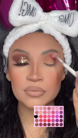 Get your glitter! The link is in my bio! This is gold from the “coconut collection” #goldmakeuplook #chunkyglitter #eyeshadowtutorial #glitterlover