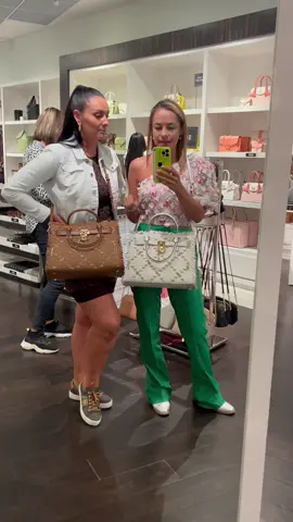 #personalshopper #compraseguraonline #shoppingaddict #descuentos #comprasenlinea #envios #shoeslover #michaelkros #bag #ofertas @michaelkors #miami