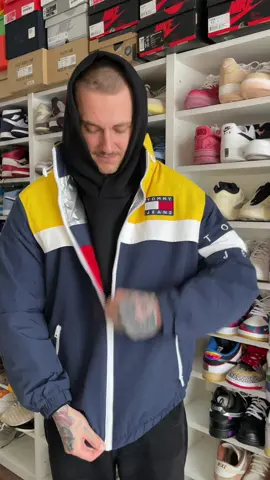 Iconic reversible jacket - which side you like? #tommyhilfiger #reversible #jacketchallenge #outfitinspo