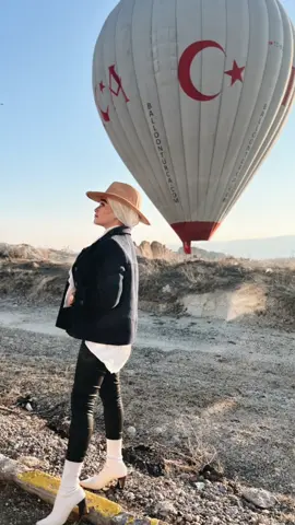 tebak dong lokasi fotonya di kota mana aja🤭 #OOTD #outfitoftheday #ootdturkey #tripturki #tripturkimurah #istanbul #cappadocia #turkey🇹🇷