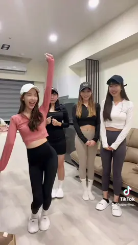 哈哈哈哈哈哈終於拍到了👭🏻👭🏻我們的啦啦詮釋很好🤣🤣 @jelenachin @luguanling_ @lu416lu416 #mynameis #曲奇恰恰蹦蹦拉拉