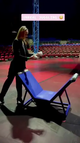 The amount of balls she’s juggling at once 🤯 (travel2dare/IG) #juggling #speed #fasthands #foryou #foryoupage