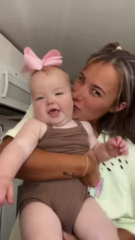 ruthies first clip in bow 🥺🥺🥺 the leg rolls i simply cannot 😭💗 #ruthiequinn #10months