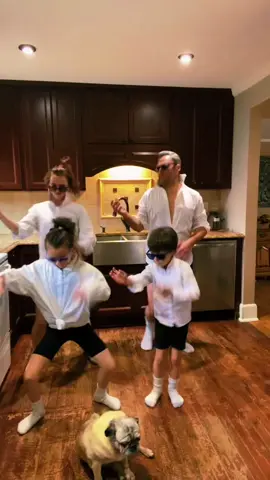 This is how we start the #weekend !!!!! And you ? #retro  #gkdance #rockandroll #oldtimerockandroll #oldtime #80 #family #fridaynightfunkin #fridaynight #viernes #findesemana #friday #parati #fyp #challen #dance #movienight #familia #familythings #FamilyFun #cosasdefamilia