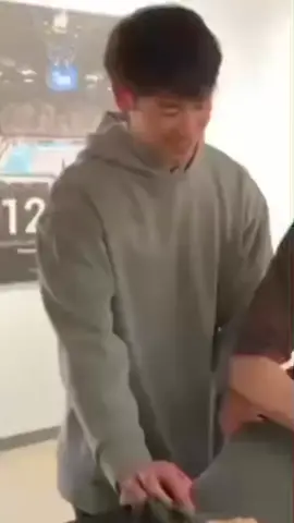 his wearing the iconic boyfriend hoodie plus the way he look at the girl my god he set the standard again and again!!! #yukiishikawa #boyfriend #yukiishikawa🇯🇵 #fyp #foryou