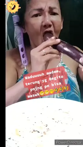 Sembari nunggu buka Puasa, bikin Vt orang terlucu di Dunia TIk Tok@Magdalena Fox Makan tnpa di kunyah, , terung Yg pnjng pn bisa masuk🤦🤦🤭🤣🤣🤣, pelan2 mkn'ya madam#❤️🇮🇩❤️