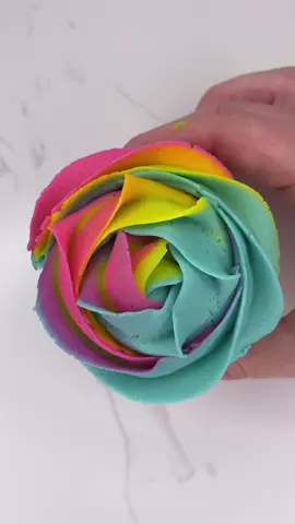 🌈 Rainbow buttercream hack 🌈 3 colours turns into 6 💙💛💗 #cupcake #buttercream #rainbow #piping #baking #cakedecorating
