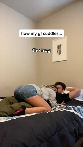 they gradually get more aggressive🤣 #graysonxalyssa #howgirlscuddle #cuddling #girlfriend #couplecomedy