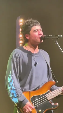 the bop of all bops #takemyhandbelfast #takemyhandworldtour #takemyhandtour#5secondsofsummer #5sos #lukehemmings #ashtonirwin #calumhood #michaelclifford #fyp #foryou #concert #shelookssoperfect #slsp @5sos @ashtonirwin94 @lukehemmings @michaelclifford