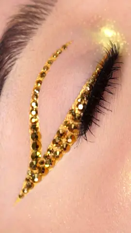 Princess Belle 👑💛✨ #eyemakeup #Eyeliner #gold #makeupinspo