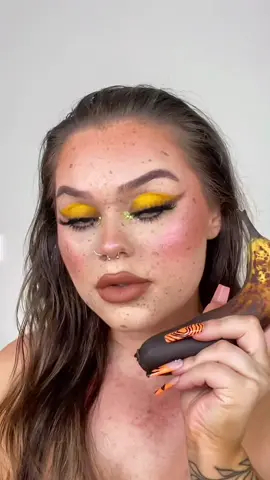 This trend but with a twist?😂🍌 #foryoupage #fyp #banana #makeup #mua #artist #austrlianbananas