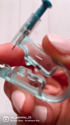 Te enseño cómo usar la pistolita perforadora de oreja 🔫 Es súper fácil de usar, es indoloro y la podes reutilizar, recordá que una vez hecha la perforación tenes que dejar el abridor entre 15 y 20 días para poder cambiar de aro. La cicatrización va a depender de cada tipo de piel. No olvides de esterilizar bien la oreja y el abridor. 🙌Te gustaría ver una perforación??? Hacemelo saber con tu comentario 👇👇👇#pistolaperforadora#aros#plata925#lasgemelas25#perforaciones