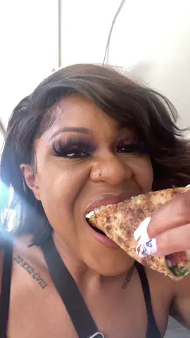 Who doesn’t love a good slice of crispy hot pizzzzaaaa!!! Come to #yborcitytampa with me to enjoy some New York pizza 😋 #tampafloridaliving #newyorkpizza #tampabeautyvlogg #lifestyleblogger