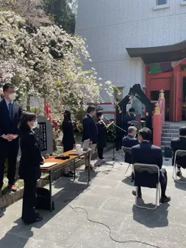 中日両国の一世代前の指導者や有識者たちの初心に立ち返るため、長い歴史を持つ紀三井寺を今回の会場に選びました。ここで、紀三井寺の前田住職とともに、中日友好の歴史に立ち返っています😀